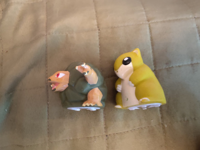 Pokemon - kuulapohjaiset Sandswhrew ja Golem