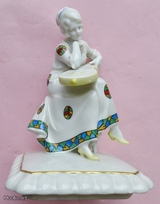 Figuuri Nainen kitara tuoli posliinia korkeus 15cm siro