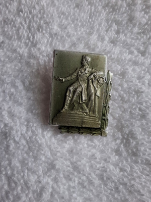 Puškin lepää penkillä - patsas Rintamerkki CCCP