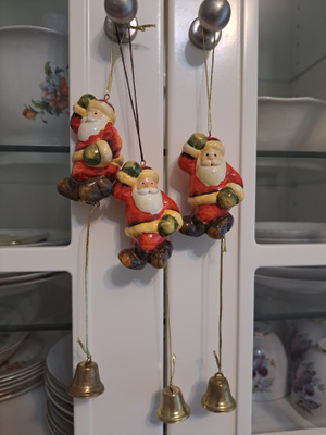 3 roikkuvaa tonttua