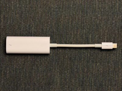 Apple Thunderbolt 3 (USB-C) to Thunderbolt 2 sovitin