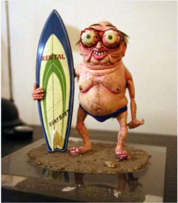 Kooks Ahoy-käsintehty "surffari"-figuuri lasialustalla