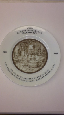 Posliinilautanen 500-vuotta paperinvalmistuksesta, 1488-1988