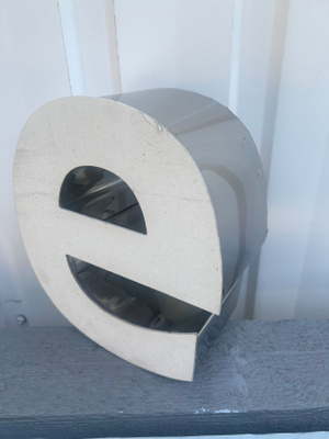Sisustuskirjain E  korkeus 25 cm