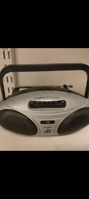 Pieni matkaradio.