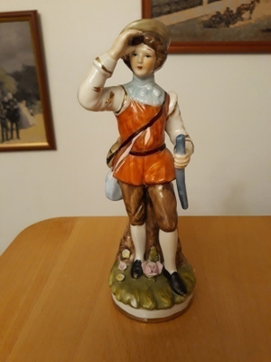 Poika patsas figuuri