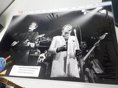 IAN DURY & THE BLOCKHEADS B/W KUVA NIMMAREILLA