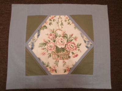 TYYNYNPÄÄLLINEN  24. VAALEANPUNAINEN KUKKAKORI