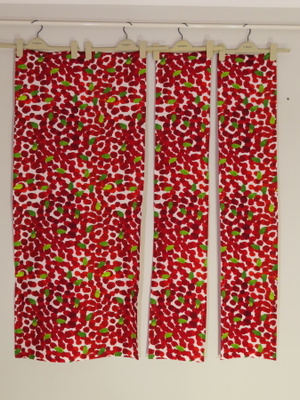 MARIMEKKO MUSTIKKAMAA KANGASTA PÖYTÄLIINA 3 KPL.