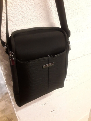 SAMSONITE Unisex musta  olkalaukku, tablet crossover. Uusi.