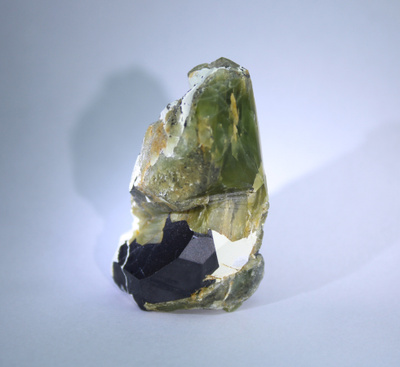 Peridootti + magnetiitti 376.20 ct trimmattu Pakistan 55 mm