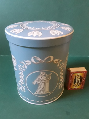 VANHA ENGLANTILAINEN PELTIPURKKI. CONTAINER