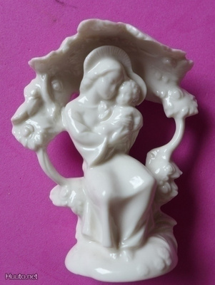 Madonna vanha posliinia kork 8cm valk. v. 1907-1920  ihana