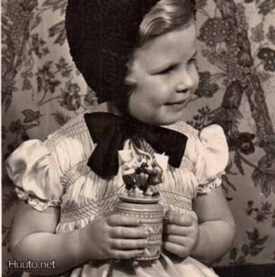LAPSI / Myssypäinen pieni tyttö ja soittorasia. 1940-l.
