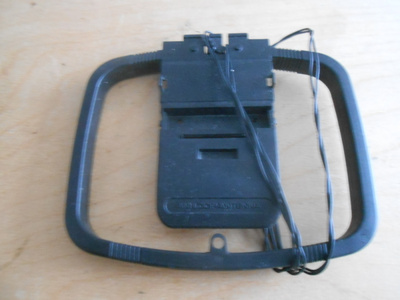  AM-silmukka-antenni (AM loop antenna).