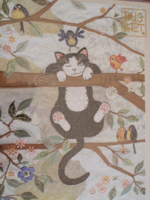 Jane Crowther kissa roikkuu puun oksalla tk ja kuori