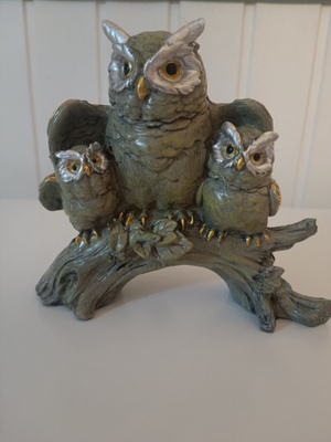 Pöllö poikineen puunrungolla