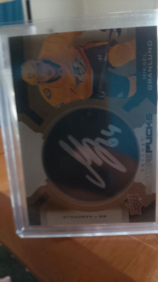 Signature pucks auto Mikael Granlund!