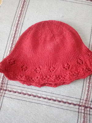 Punainen pitsireunainen lakki päänympärys 46-48cm