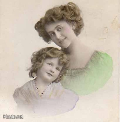 PERHEIDYLLI / Kiharahiuksinen äiti ja pieni tytär. 1900-l.