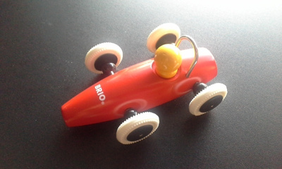 Brio kilpa-auto punainen