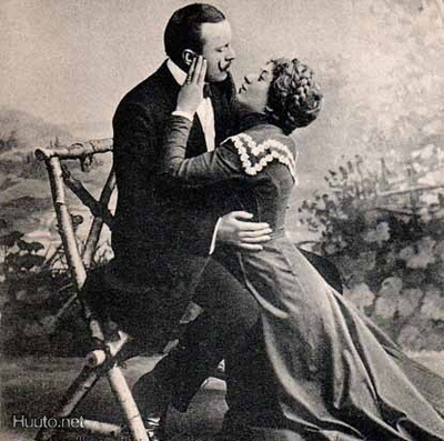 RAKKAUS / Nainen sivelee miehen poskia. 1900-l.