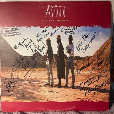 Aswad: Distant Thunder lp-levy nimikirjoituksilla