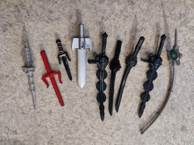 Action figuurien tarvikkeita - Miekkoja ja saita