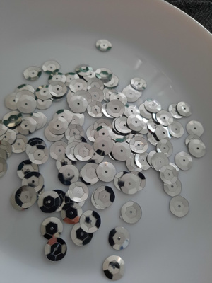 Iso hopeanvärinen paljetti