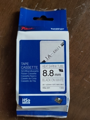 Brother HSe221 kutistesukka – black on white 8,8mm