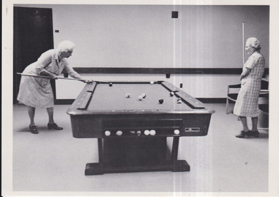 Biljardi , Shooting pool. Mummut pelaa   e102