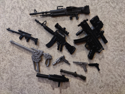 Action figuurien tarvikkeita - aseita