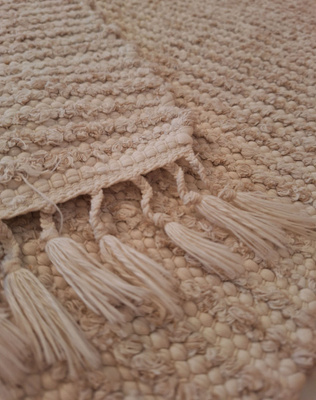 Pitkä vaalean beige räsymatto, matto
