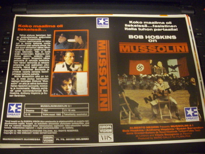 Vhs kansipaperi Fix - MUSSOLINI  ( Sis.postikulut )