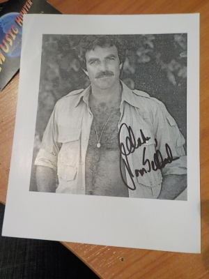 TOM SELLECK KUVA ITSE MESTARIN NIMIKIRJOITUKSELLA