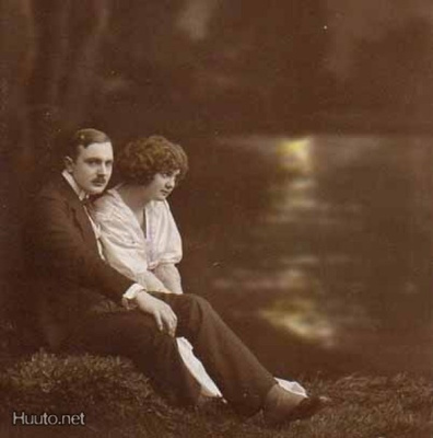 RAKKAUS / Kuutamossa istuva rakastunut nuori pari. 1900-l.