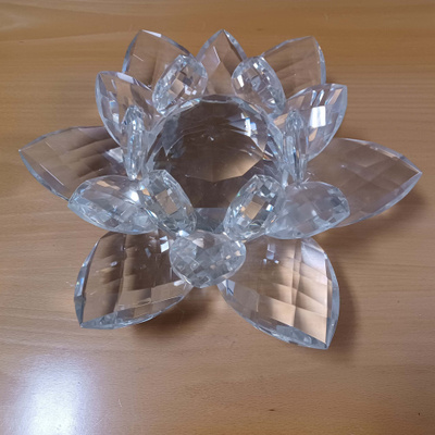 Iso kristallinen lootuskukka