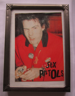 SID VICIOUS from SEX PISTOLS upea kuva metallikehyksissä