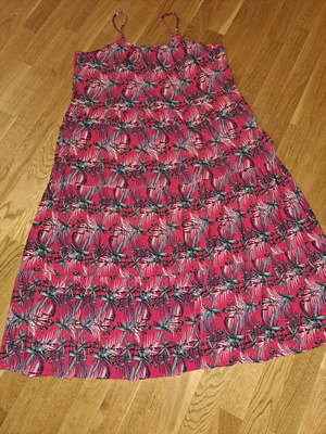 Värikäs olkain mekko koko XXL