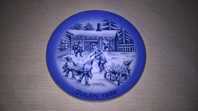 Julen 1986 - Joululautanen - Tontut pihamaalla