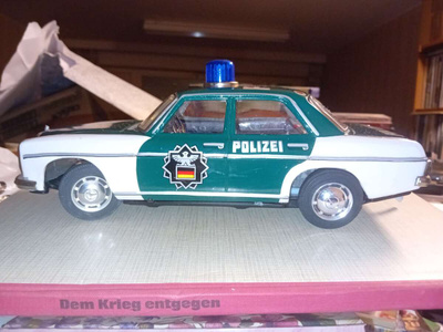Peltiauto Mercedes Benz Polizei ( SIS POSTIKULU )