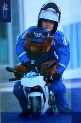 Poliisi nalle ja mopo Postikortti