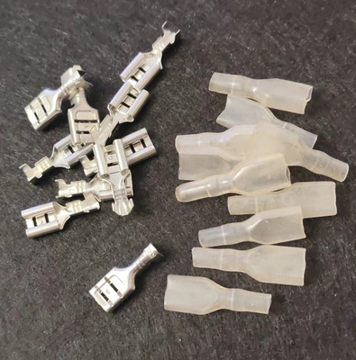 10 kpl Liitinkaapeliliittimet eristeholkilla 6,3 mm
