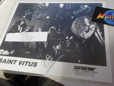 SAINT VITUS B/W KUVA KOLMELLA NIMMARILLA