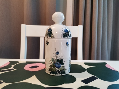 Arabia Ruusu käsinmaalattu rasia design Hilkka-Liisa Ahola