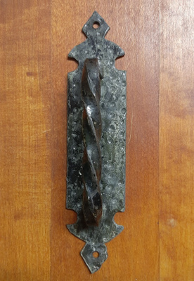 Vanha metallinen ovikahva