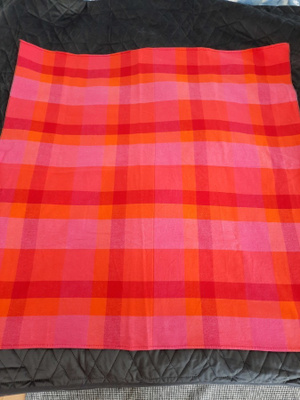 Värikäs pöytäliina 86x86cm