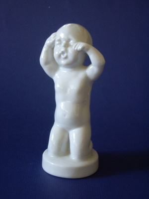 Posliinia  ITKEVÄ LAPSI -Figuuri  13cm.