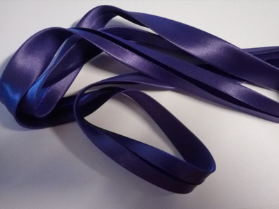 5 metriä satiini vinonauhaa violetti