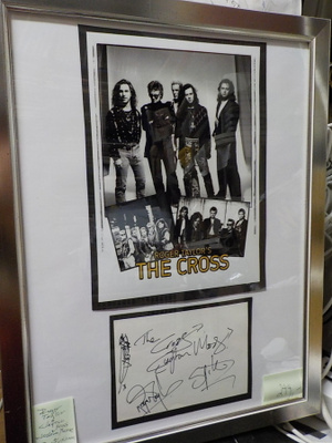 ROGER TAYLOR'S THE CROSS TAULU NIMMAREILLA